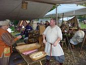 P1090454 Faxe und Gunar beim Knödel-Machen