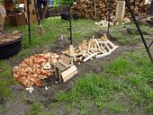 Feuerstelle ist fertig f�r den abendlichen Braten vom Spie�