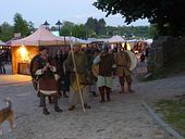 Papa und die Wiki's beim Weg zur Burg