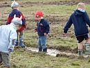 Die Kinder genie�en den Schlamm